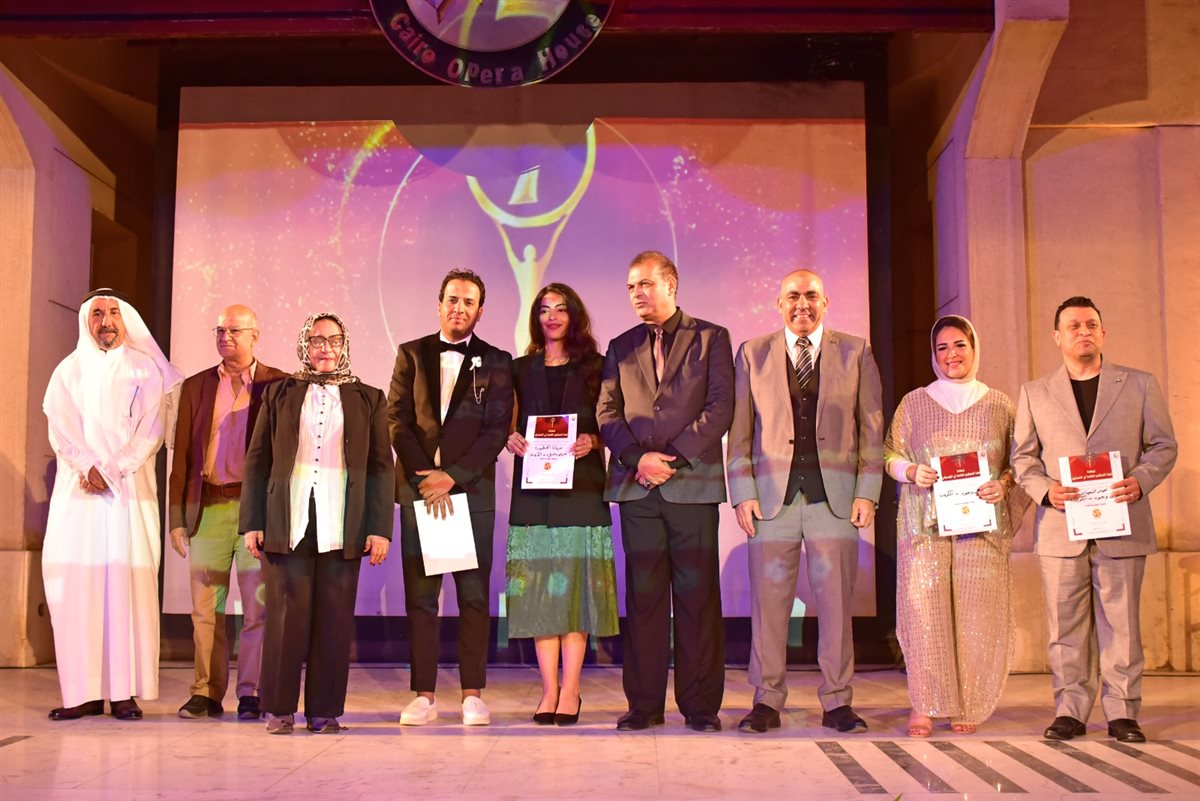<strong>الفنان محسن منصور والدكتور أسامة رؤوف مع الفائزين في مهرجان أيام القاهرة الدولي للمونودراما</strong>