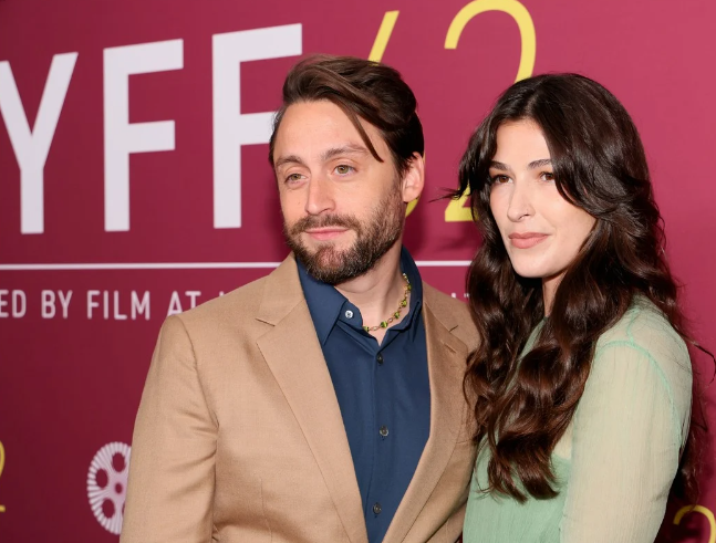 <strong>كيران كولكين بطل فيلم A Real Pain وزوجته جاز شيراتون في العرض الخاص للفيلم في مهرجان نيويورك السينمائي الدولي</strong>