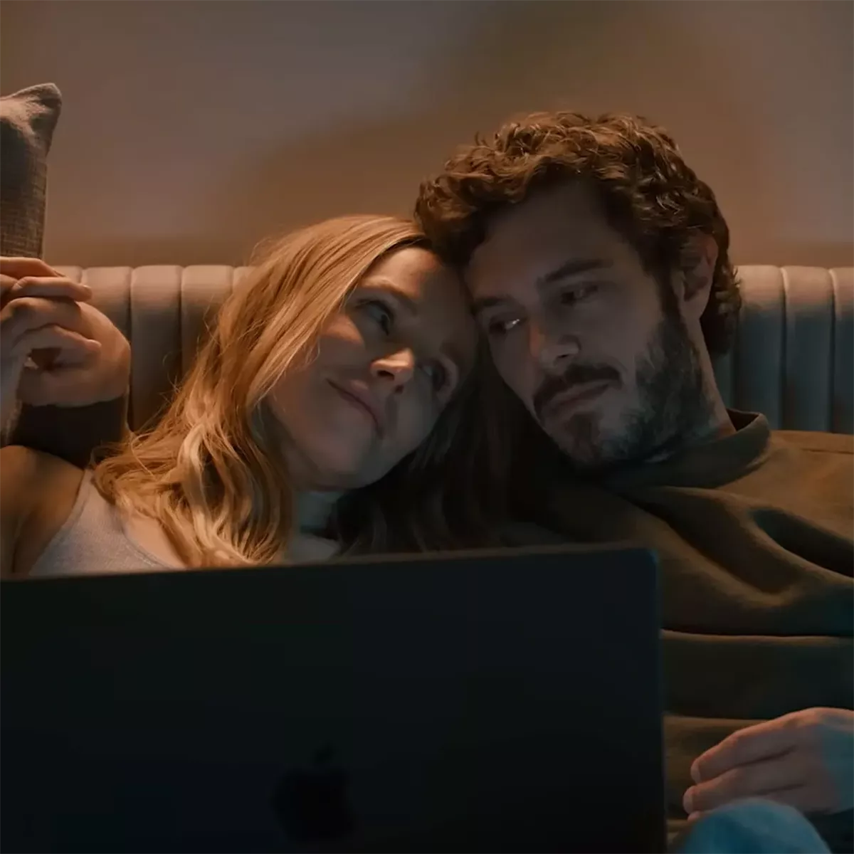 <strong>كريستين بيل و أدم برودي أبطال مسلسل Nobody Wants This في مشهد من المسلسل</strong>