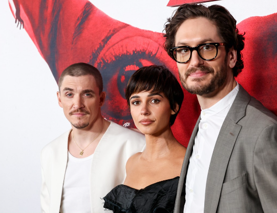 <strong>الممثلة العالمية نعومي سكوت مع باركر فين مؤلف ومخرج فيلم الرعب الجديد Smile 2 وبطل الفيلم كايل جالنر في العرض الخاص للفيلم</strong>