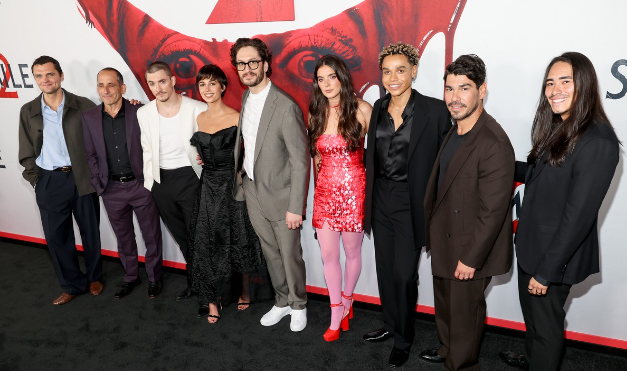 <strong>الممثلة العالمية نعومي سكوت مع باركر فين مؤلف ومخرج فيلم الرعب الجديد Smile 2 يتوسطون فريق عمل الفيلم في العرض الخاص للفيلم</strong>