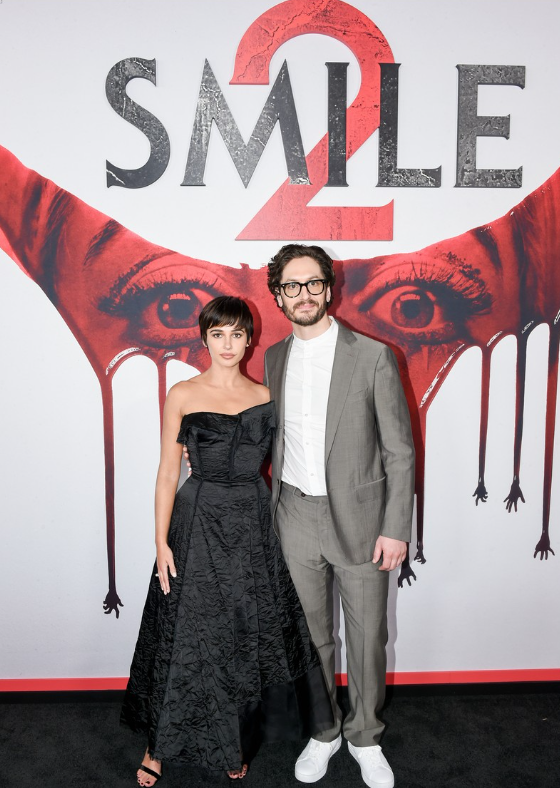 <strong>الممثلة العالمية نعومي سكوت مع باركر فين مؤلف ومخرج فيلم الرعب الجديد Smile 2 في العرض الخاص للفيلم</strong>