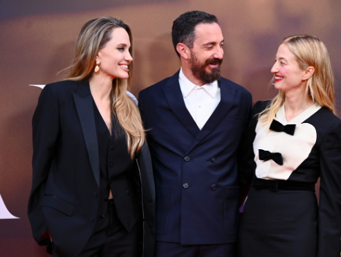 <strong>ألبا روهرواشر بطلة فيلم Maria ومخرج الفيلم بابلو لارين مع أنجيلينا جولي على السجادة الحمراء في العرض الخاص للفيلم في مهرجان لندن السينمائي الدولي 2024</strong>
