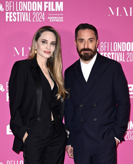 <strong>أنجيلينا جولي وبابلو لارين مخرج فيلمها Maria في العرض الخاص للفيلم بمهرجان لندن السينمائي الدولي 2024</strong>