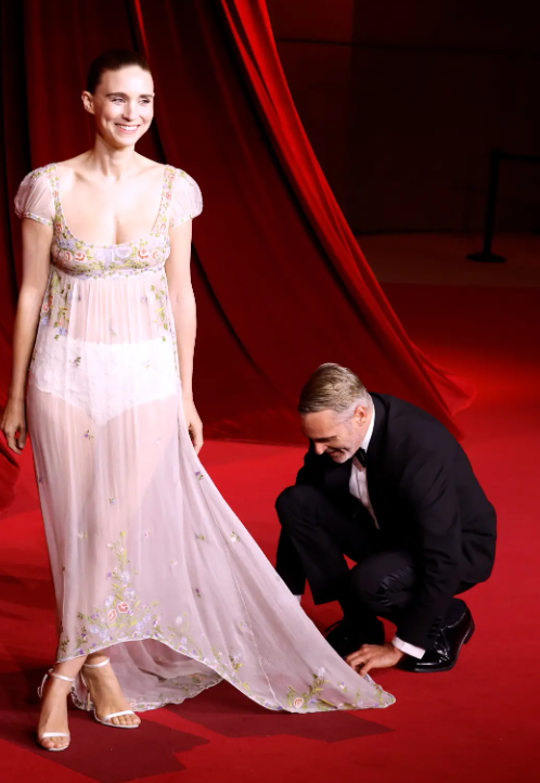 <strong>الممثل العالمي جواكين فينيكس وصديقته الحميمة روني مارا في حفل Academy Museum Gala لعام 2024</strong>