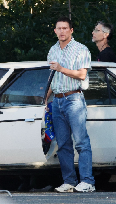 <strong>الممثل الأمريكي تشانينج تيتوم في موقع تصوير فيلمه الجديد Roofman أثناء تصويره أحد المشاهد</strong>