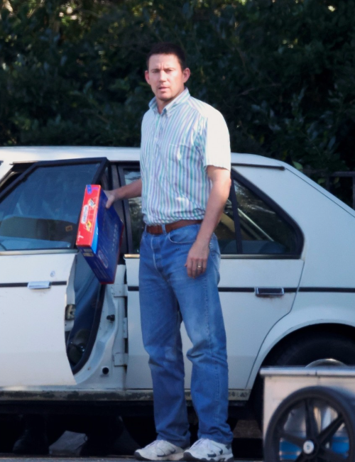 <strong>الممثل الأمريكي تشانينج تيتوم في موقع تصوير فيلمه الجديد Roofman أثناء تصويره أحد المشاهد</strong>