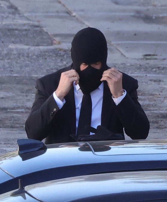 <strong>الممثل العالمي الشهير كريس هيمسورث أثناء تصوير مشاهد فيلمه الجديد Crime 101</strong>