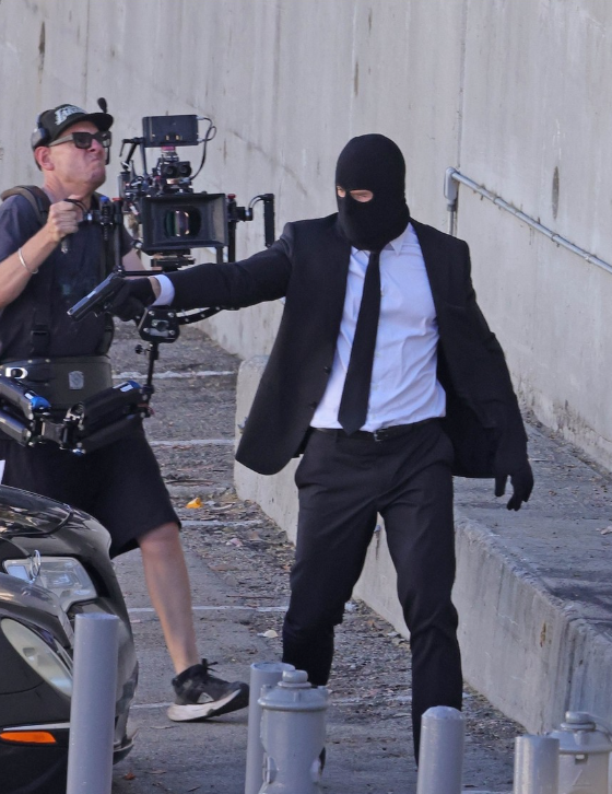 <strong>الممثل العالمي الشهير كريس هيمسورث أثناء تصوير مشاهد فيلمه الجديد Crime 101</strong>