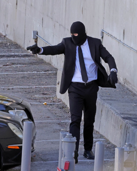 <strong>الممثل العالمي الشهير كريس هيمسورث أثناء تصوير مشاهد فيلمه الجديد Crime 101</strong>