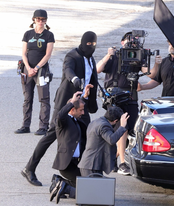 <strong>الممثل العالمي الشهير كريس هيمسورث أثناء تصوير مشاهد فيلمه الجديد Crime 101</strong>