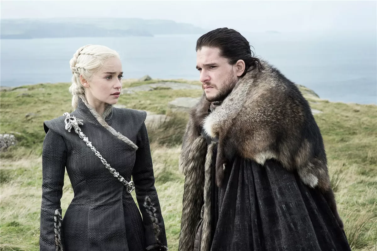 <strong>الممثلين إميليا كلارك و كيت هارينجتون في مسلسلهم الشهير Game Of Thrones الذي سيتم تحويله إلى فيلم من إنتاج شركة Warner Bros</strong>
