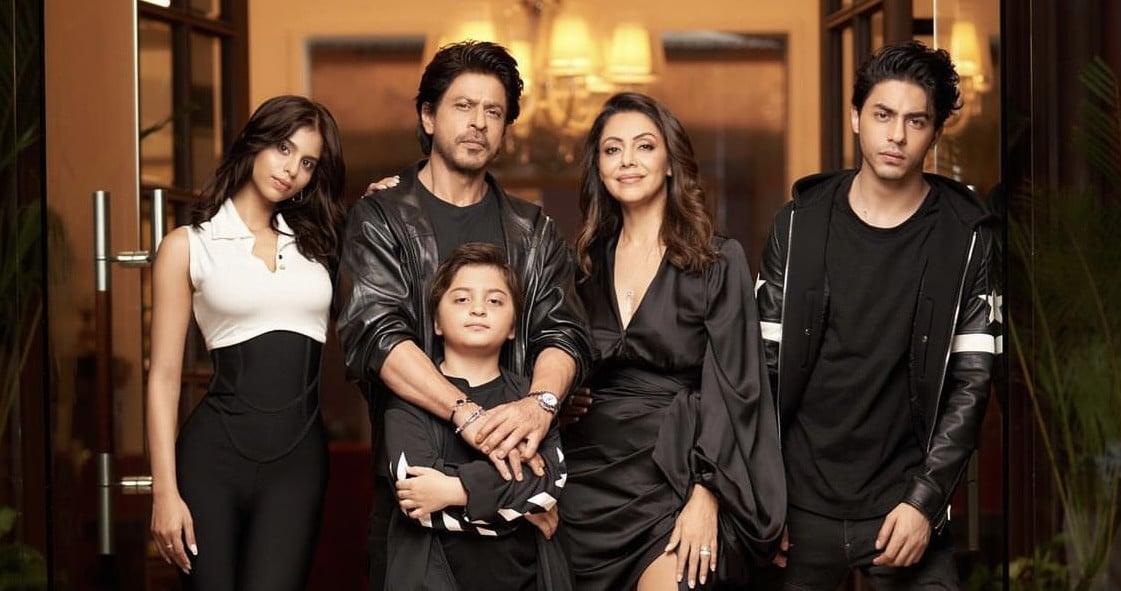 <strong>شاه روخ خان وزوجته جوري خان وأبنائهم الـ 3 آريان و سوهانا و أبراهام</strong>