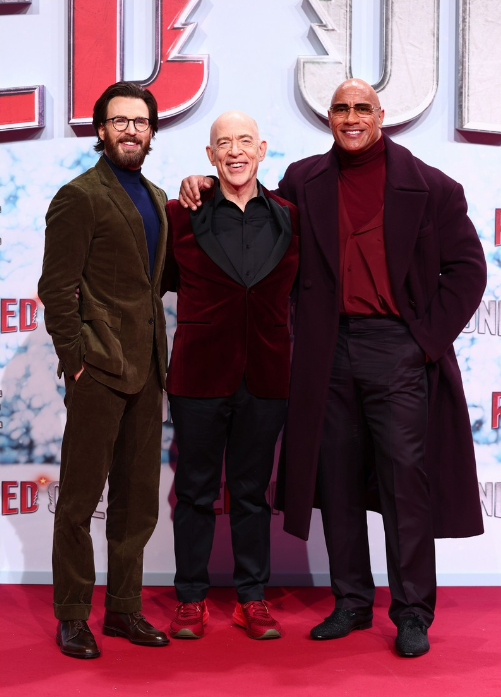 <strong>دوين جونسون و جاي كيه سيمونز و كريس إيفانس أبطال الفيلم الجديد Red One في العرض الخاص للفيلم بـ ألمانيا</strong>
