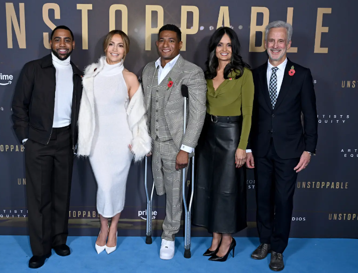 <strong>جينيفر لوبيز مع فريق عمل فيلم Unstoppable والمصارع الحقيقي أنتوني روبليس الذي يكون الفيلم الجديد Unstoppable عن حياته</strong>