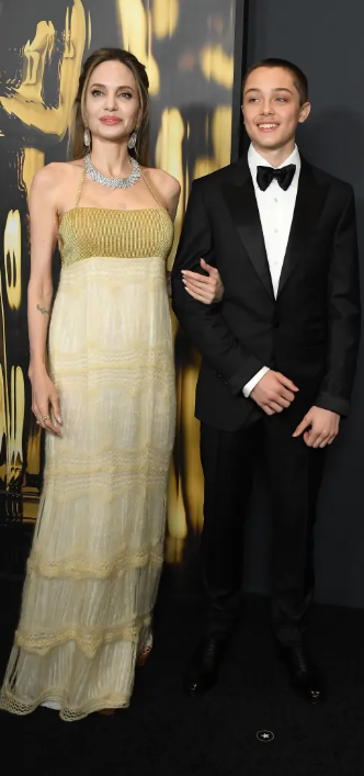<strong>أحدث ظهور لـ أنجلينا جولي وإبنها نوكس في حفل توزيع جوائز Governors Awards</strong>