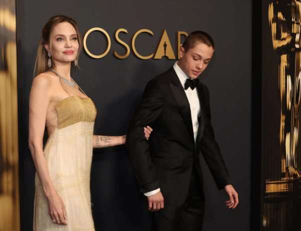 <strong>أحدث ظهور لـ أنجلينا جولي وإبنها نوكس في حفل توزيع جوائز Governors Awards</strong>