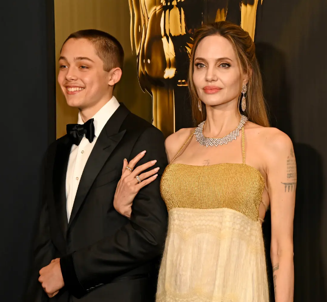 <strong>أحدث ظهور لـ أنجلينا جولي وإبنها نوكس في حفل توزيع جوائز Governors Awards</strong>