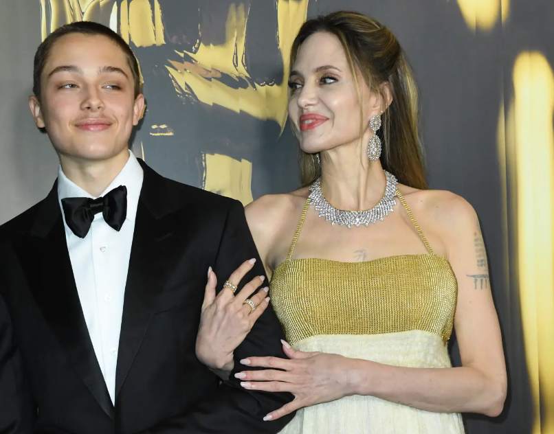 <strong>أحدث ظهور لـ أنجلينا جولي وإبنها نوكس في حفل توزيع جوائز Governors Awards</strong>