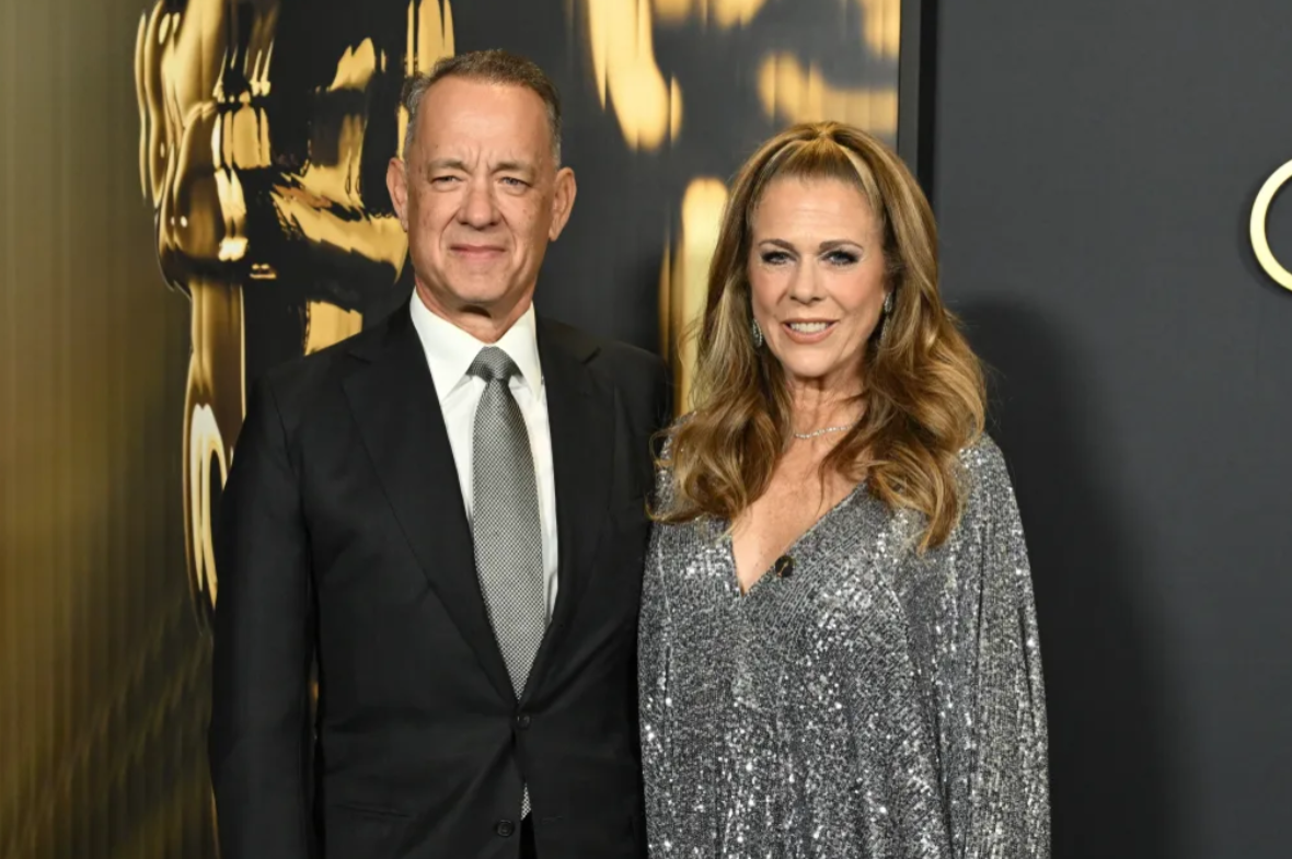 <strong>الممثل توم هانكس وزوجته الممثلة ريتا ويلسون في حفل Governors Awards 2024 وكان أحدث أفلامه فيلم Here مع روبين رايت بطلة فيلمه Forrest Gump</strong>