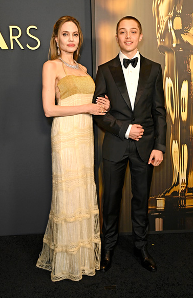 <strong>أنجلينا جولي وظهور نادر لإبنها نوكس في حفل Governors Awards 2024 وأحدث أفلامها Maria وهو قصة حياة مطربة الأوبرا العالمية ماريا كالاس</strong>