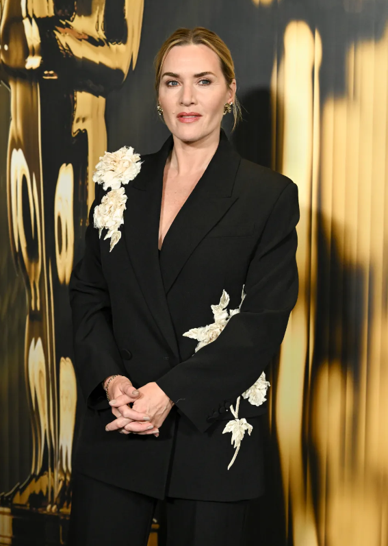 <strong>الممثلة الأمريكية كيت وينسليت في حفل Governors Awards 2024 وأحدث أفلامها Lee وهو فيلم وثائقي تُجسد فيه كيت قصة حياة مصورة الحرب العالمية لي ميلر</strong>