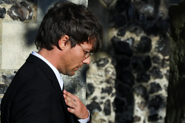 <strong> لويس توملينسون زميل ليام باين في فرقة One Direction يودع جثمان ليام</strong>