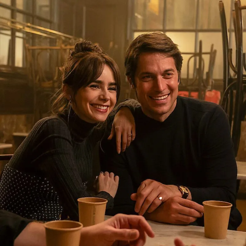 <strong>لوكاس برافو و ليلي كولينز في مسلسل Emily in Paris</strong>