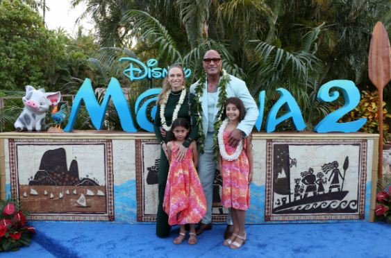 <strong>دوين جونسون بطل فيلم Moana 2 مع زوجته وأطفاله</strong>