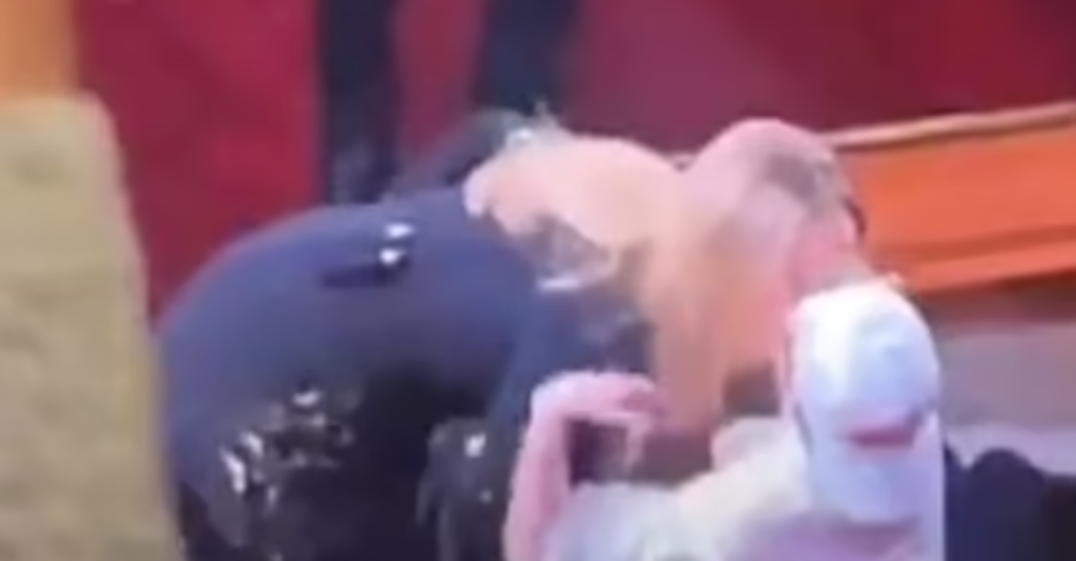 <strong> أديل أثناء إحيائها حفلة غنائية في ولاية لاس فيجاس الأمريكية مؤخراً وأثناء تقبيلها لـ إبنها أنجيلو</strong>