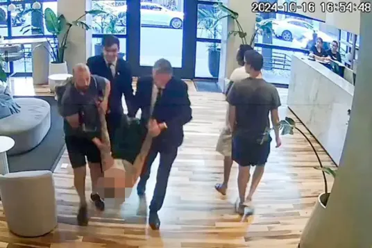 <strong>صورة حديثة من كاميرات المراقبة بالفندق الذي مكث فيه ليام باين يوم وفاته توضح محاولته الهرب من شرفة غرفته ومحاولة أمن الفندق إنقاذه</strong>