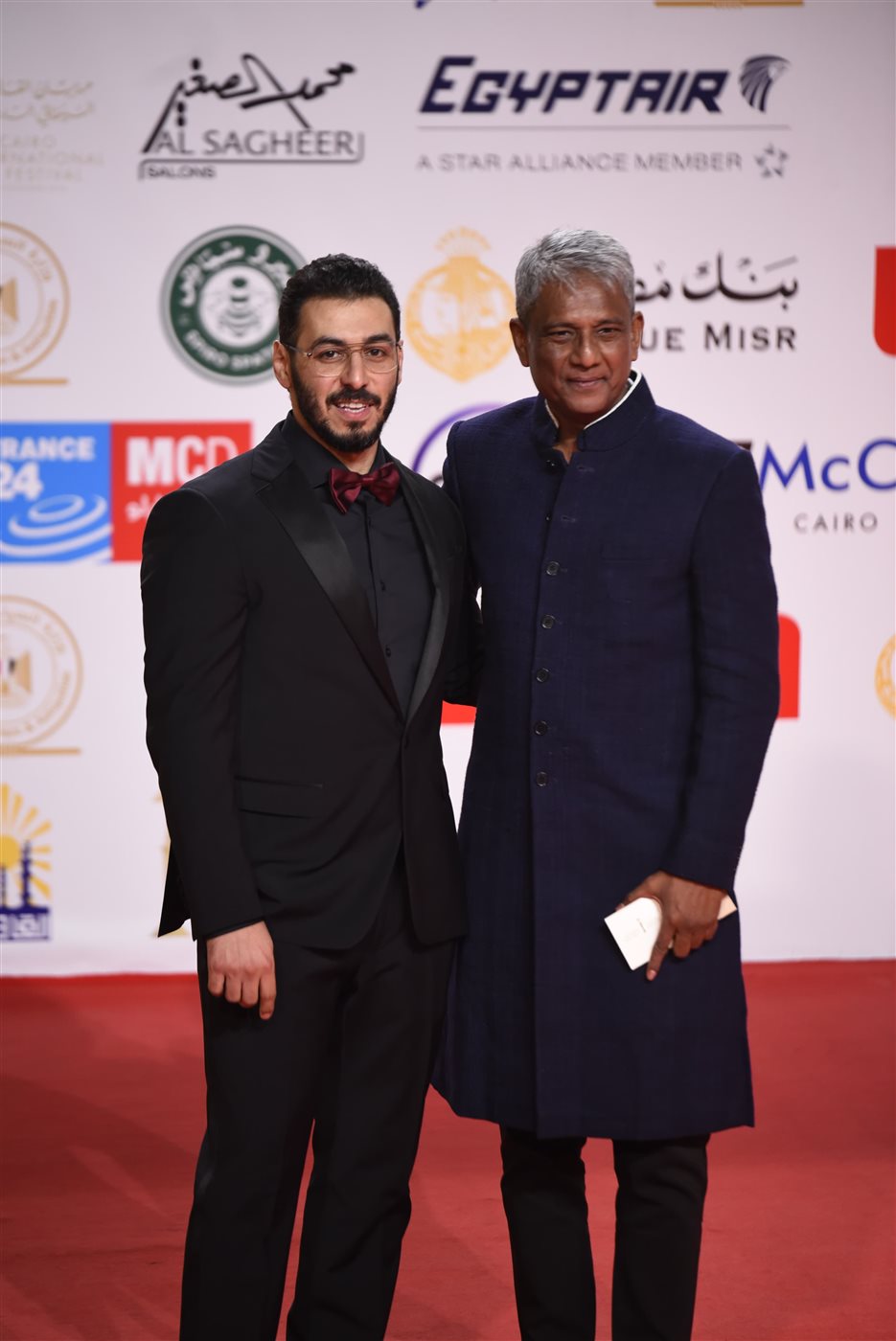 <strong>الممثل الهندي عادل حسين والمخرج المصري علي العربي في حفل ختام مهرجان القاهرة السينمائي الدولي</strong>