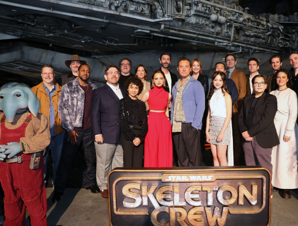<strong>الممثل البريطاني جود لو بطل مسلسل Star Wars: Skeleton Crew برفقة فريق العمل في العرض الخاص للمسلسل بمدينة ديزني لاند في كاليفورنيا</strong>