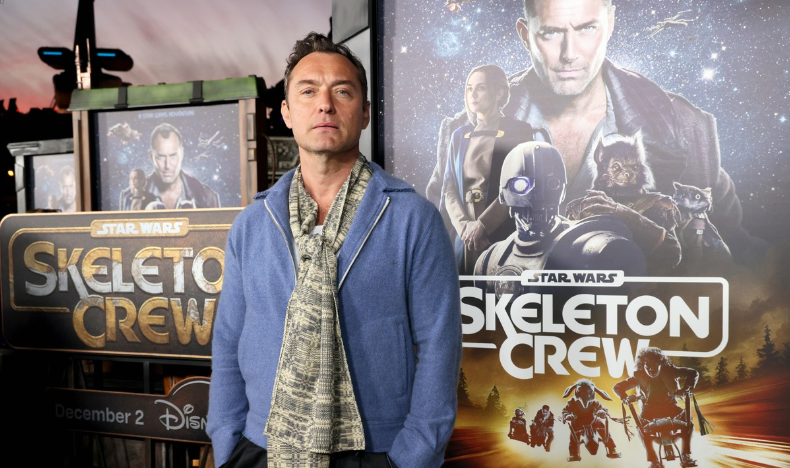 <strong>الممثل البريطاني جود لو بطل مسلسل Star Wars: Skeleton Crew في العرض الخاص للمسلسل بمدينة ديزني لاند في كاليفورنيا</strong>