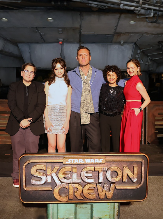 <strong>الممثل البريطاني جود لو بطل مسلسل Star Wars: Skeleton Crew برفقة فريق العمل في العرض الخاص للمسلسل بمدينة ديزني لاند في كاليفورنيا</strong>