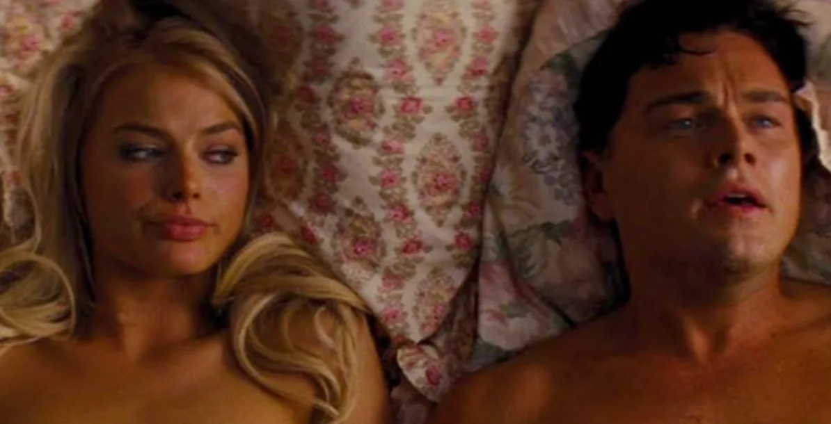 <strong>ليوناردو دي كابريو و مارجو روبي في مشهدهم بالفيلم الشهير Wolf of Wall Street عام 2013</strong>
