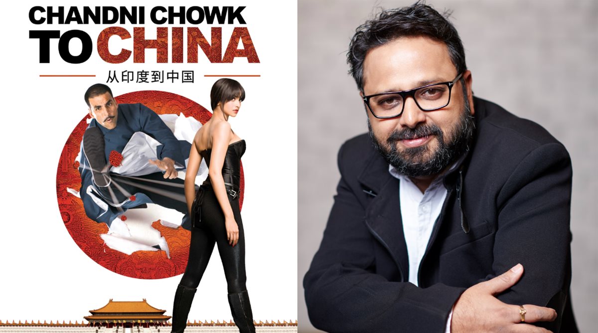 <strong>نيكيل أدفاني وصورة أفيش فيلمه الشهير الجزء الأول Chandni Chowk to China </strong>