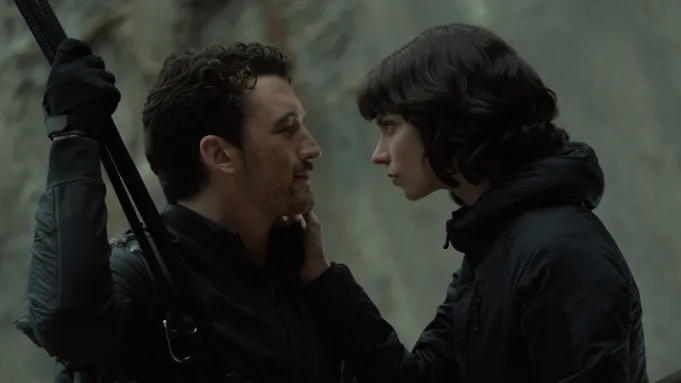 <strong>أنيا تايلور جوي و مايلز تيلر في مشهد من فيلمهم الجديد The Gorge</strong>