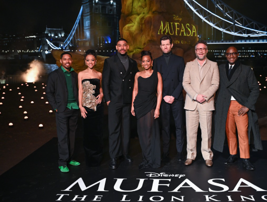 <strong>سيث روجن يتوسط فريق عمل فيلمه الجديد Mufasa: The Lion King في العرض الخاص للفيلم</strong>