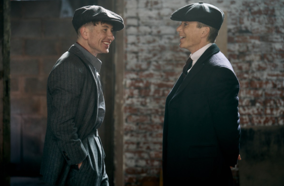 <strong>كيليان مورفي و باري كيوجان أثناء تصوير فيلمهم الجديد Peaky Blinders</strong>