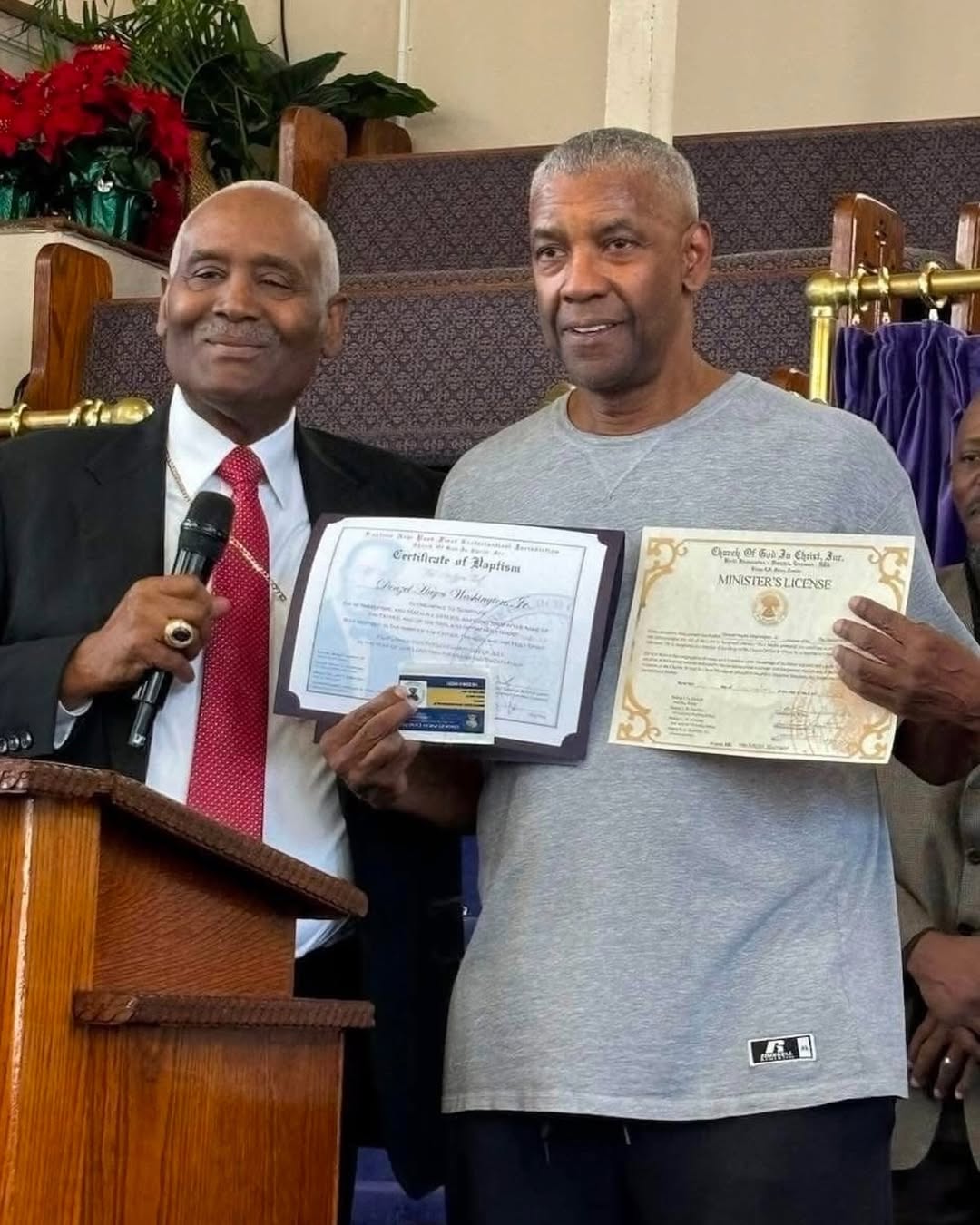 <strong>دنزل واشنطن أثناء منحه رخصة العمل كـ قسيساً في الكنائس من كنيسة Kelly Temple Church of God in Christ</strong>
