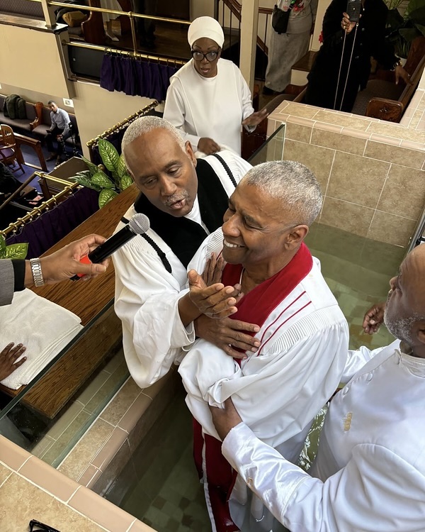 <strong>دنزل واشنطن أثناء تعميده من كنيسة Kelly Temple Church of God in Christ للعمل كـ قسيساً في الكنائس</strong>