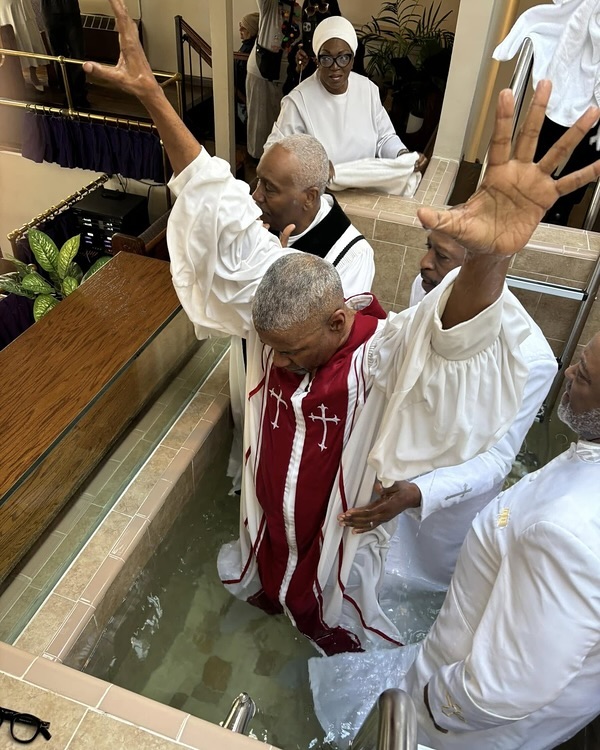 <strong>دنزل واشنطن أثناء تعميده من كنيسة Kelly Temple Church of God in Christ للعمل كـ قسيساً في الكنائس</strong>
