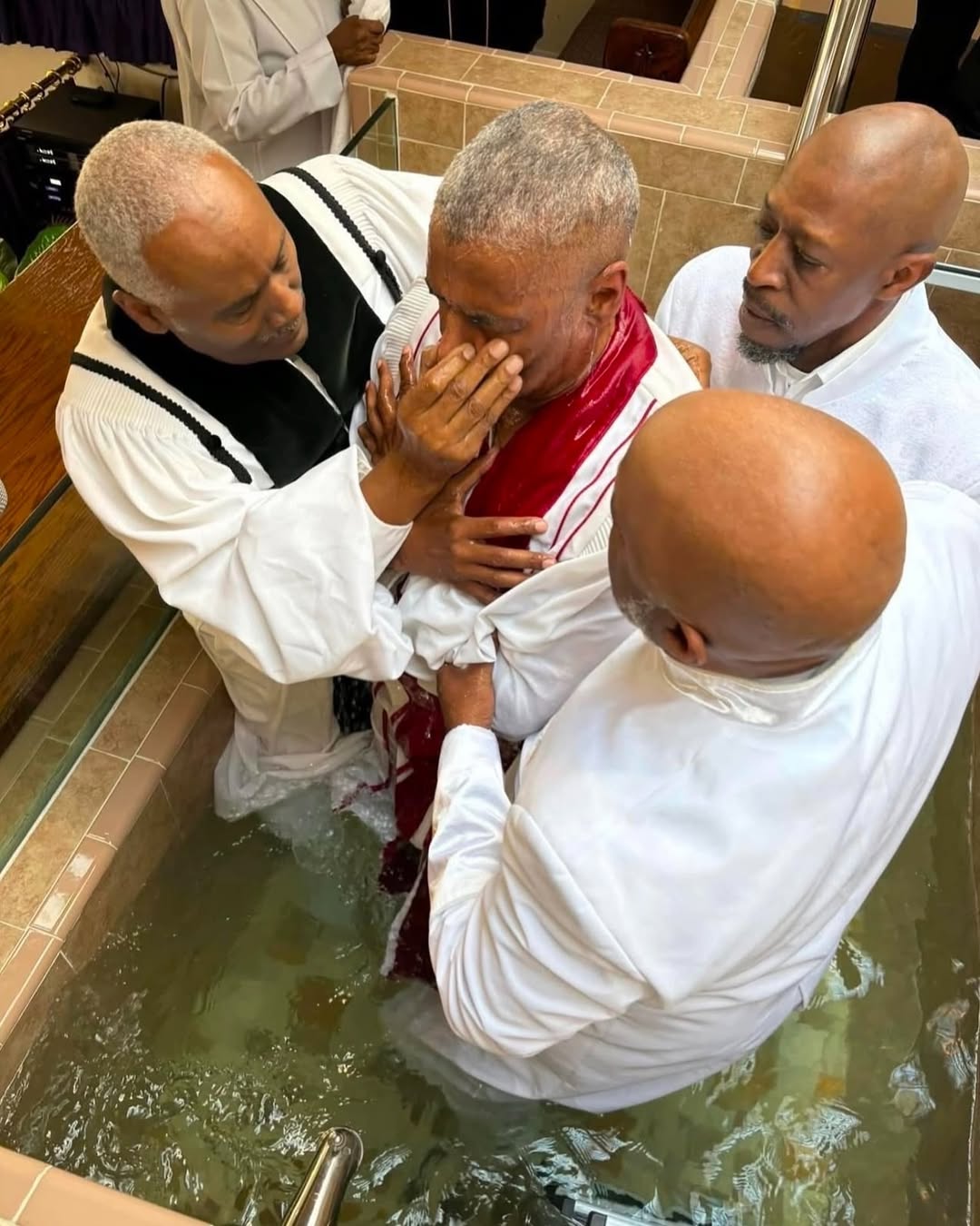 <strong>دنزل واشنطن أثناء تعميده من كنيسة Kelly Temple Church of God in Christ للعمل كـ قسيساً في الكنائس</strong>