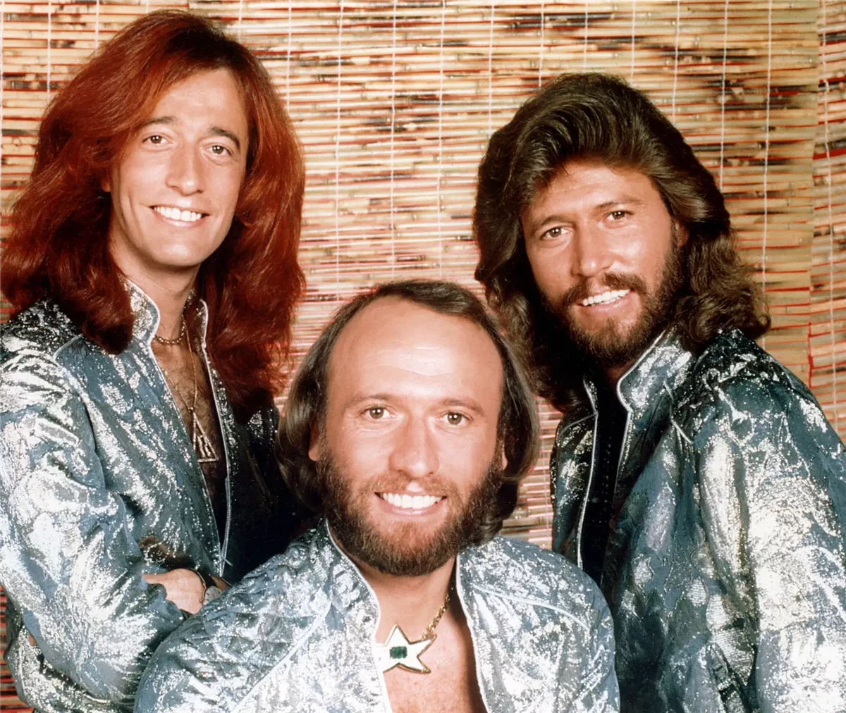 <strong>الفرقة الغنائية البريطانية Bee Gees المكونة من ثلاثة مطربين أشقاء هم باري جيب و روبن جيب و موريس جيب</strong>