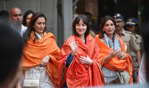 <strong>داكوتا جونسون مع الممثلة الهندية سونالي بندر بعد زيارتهم للمعبد الهندوسي Siddhivinayak</strong>