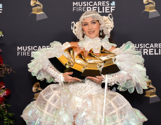 <strong>سييرا فيريل لحظة فوزها بـ أربع جوائز جرامي في حفل توزيع جوائز جرامي Grammy Awards 2025 لدورته الـ 67</strong>