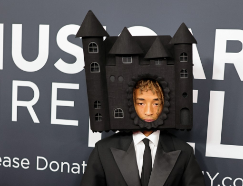 <strong>جيدن سميث ابن ويل سميث يرتدي قلعة سوداء على رأسه في حفل توزيع جوائز جرامي Grammy Awards 2025 لدورته الـ 67</strong>