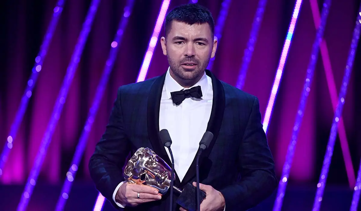 <strong>ريتش بيبيات مؤلف ومخرج فيلم Kneecap لحظة فوزه بـ جائزة البافتا لـ أفضل عمل أول لكاتب أو مخرج أو منتج بريطاني</strong>
