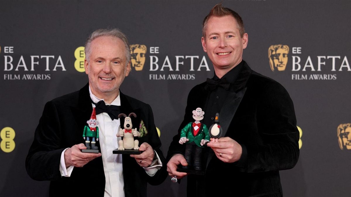 <strong>ميرلين كروسينجهام و نيك بارك مخرجين فيلم الرسوم المتحركة Wallace and Gromit: Vengeance Most Fowl لحظة فوزهم بـ جائزة البافتا لـ أفضل فيلم رسوم متحركة</strong>